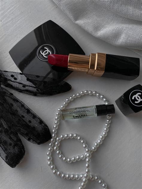 Chanel Girl Old Money Aesthetics Chanel Lipstick Pearl Aesthetic