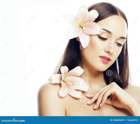 Jovencita Atractiva Cierra Con Las Manos En La Cara Aislada Flor Lily Brunette Spa Maquillaje