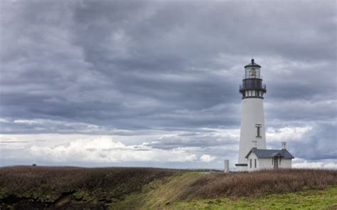 Yaquina-bay-lighthouse-in-Newport-Oregon – Pop and Thistle