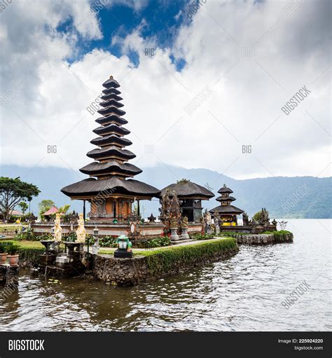 Pura Ulun Danu Bratan Image & Photo (Free Trial) | Bigstock