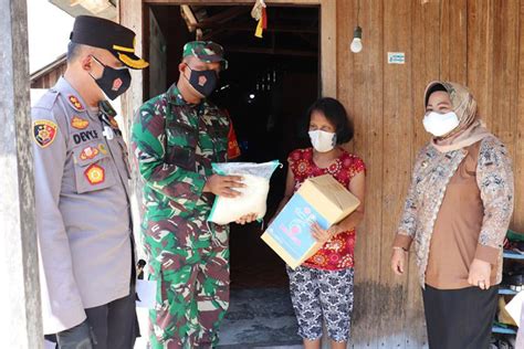 Bupati Kobar Ikut Bagikan Bansos Ke Rumah Warga Terdampak Covid