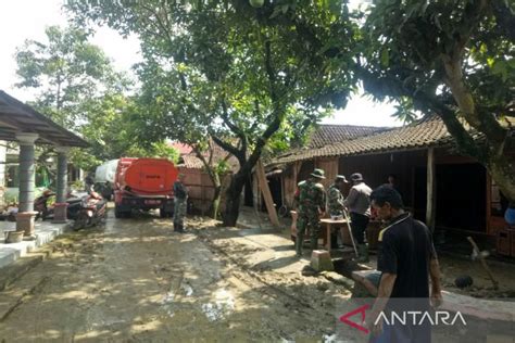 Puluhan Warga Di Kemusu Boyolali Kerja Bakti Bersihkan Sampah Banjir