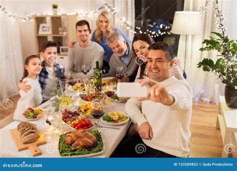 Fam Lia Que Tem O Partido De Jantar E Que Toma O Selfie Foto De Stock