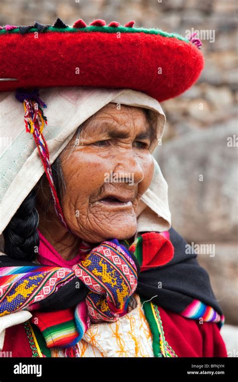 Portrait De Femme Péruvienne En Costume Traditionnel à Sacsayhuaman