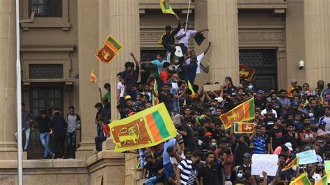 Watch As Citizens Of Sri Lanka Takeover Presidential Palace Dive Into