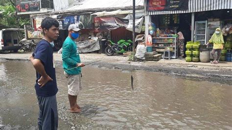 Jalan Tak Kunjung Diperbaiki Warga Tamansari Tebar Puluhan Lele Di