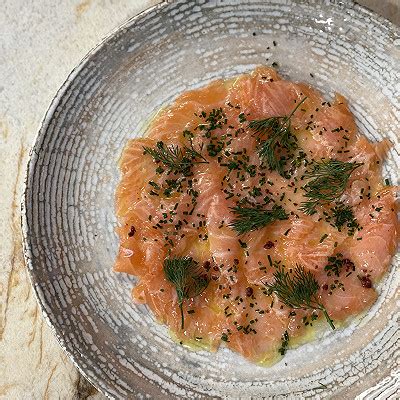 Recette Carpaccio De Saumon Aux Baies Roses Et Citron De Cyril Lignac