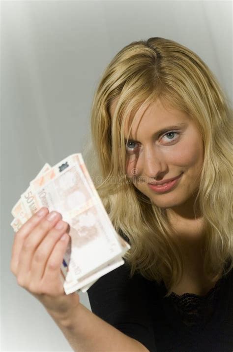 Blonde Frau mit Geld stockfoto Bild von schauen glücklich