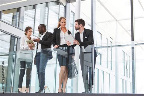 Business Team im Gespräch im Büro Stock Photo Adobe Stock