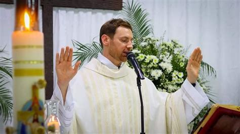 Pawel Jakup El Sacerdote Polaco Que Tiene Locas De Amor A Las Coste As