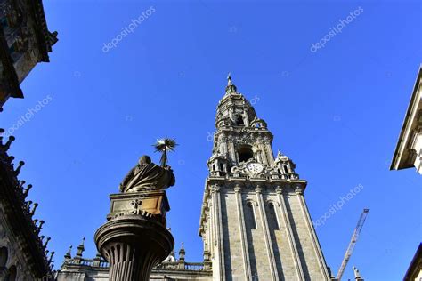 Catedral Torre Del Reloj Barroco Y Fuente De Platerias Con La Tumba