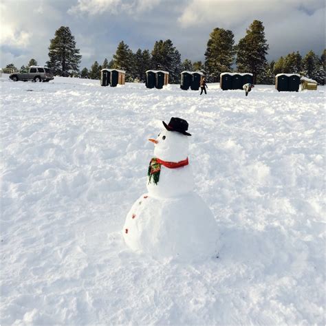 Officer stops to give “ticket” to what appears to be a snow-covered Mustang