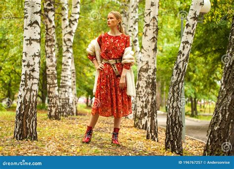 Model Jonge Blonde Vrouw In Rode Jurk Stock Afbeelding Image Of Kaukasisch Kleren 196767257