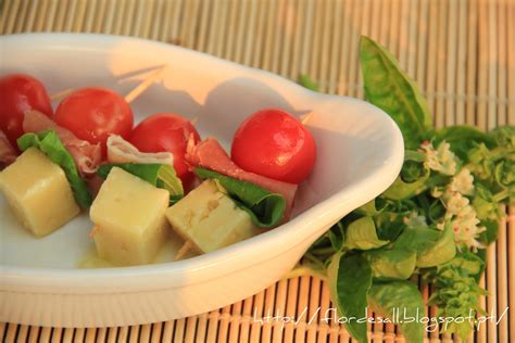 Mini espetadas de tomate presunto mangericão e queijo de ovelha