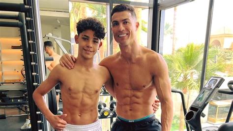 Cristiano Ronaldo posiert oberkörperfrei mit seinem Sohn