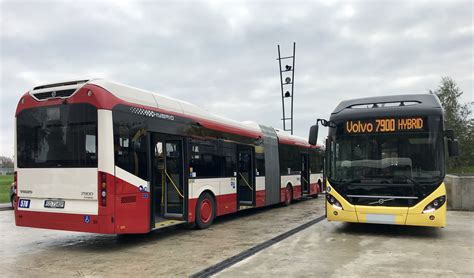 Nowoczesne Miejskie Autobusy Hybrydowe I Innowacyjna Elektryczna