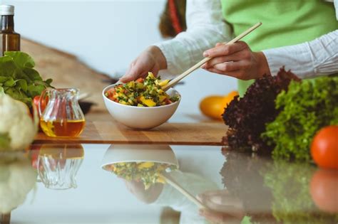 M Os Humanas Desconhecidas Cozinhando Na Cozinha Mulher Est Ocupada