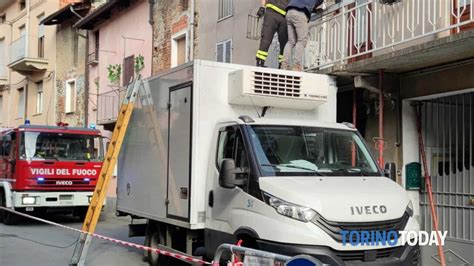 Incidente In Via Palestro A Rivarolo Canavese Camion Incastrato Sotto