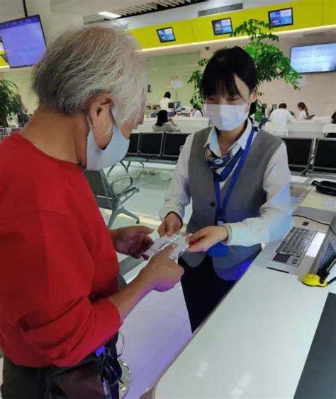 重阳情更浓 宝山区行政服务中心推出多项“为老”贴心服务老年人