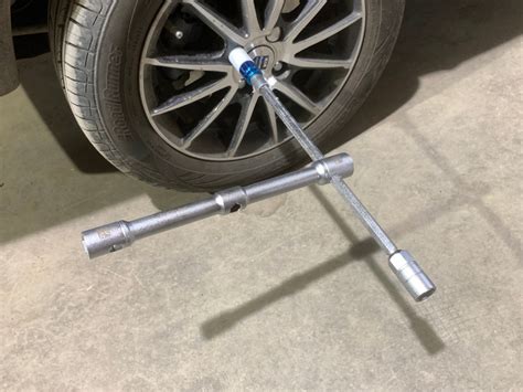 Баллонный ключ и головка для литых дисков. — Lada 21093i, 1,5 л, 2005 ...