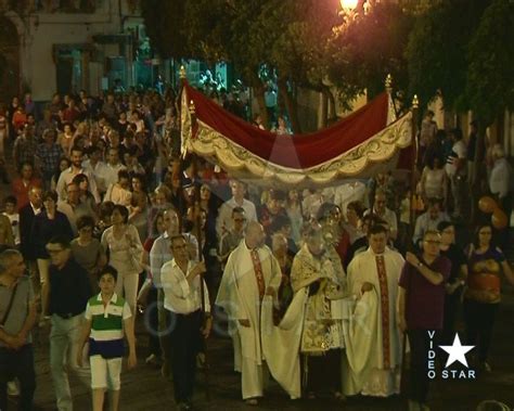 Biancavilla solennità del Corpus Domini la comunità religiosa unita