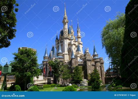 Disney Castle at Tokyo Disneyland Editorial Photo - Image of kids, front: 27978101