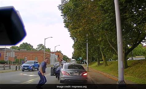 On Camera Cop Dragged Away By Car During Traffic Stop In Us Suspect