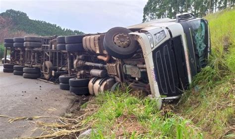 Motorista De Anos Morre Esmagado Ao Tombar Carreta Na Br V Tv