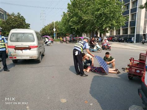 超暖心！枣阳一女子车祸受伤倒地 烈日下交警撑伞遮阳长江云 湖北网络广播电视台官方网站