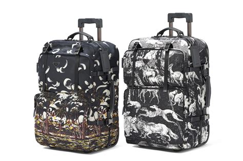 Prada выпустили новые чемоданы
