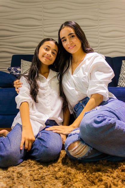 M E Latina Abra Ando Sua Filha Hisp Nica Na Sala De Estar De Sua Casa Em Neiva Huila Col Mbia