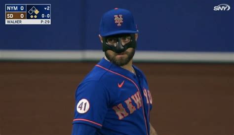 Look: Mets' Kevin Pillar switches from clear mask to black