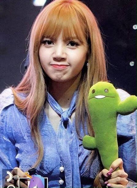 LISA STANS 💕 on Twitter: "RARE PICTURE OF LISA GETTING ANGRY AT A STUFF ...