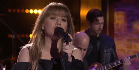 Kelly Clarkson Tips Her Hat To Little Big Town With 'Boondocks' Cover - Country Now