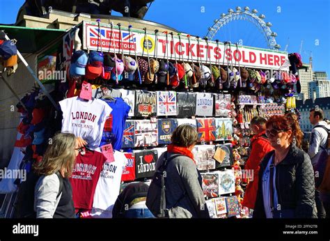 Tourist souvenirs around london hi-res stock photography and images - Alamy