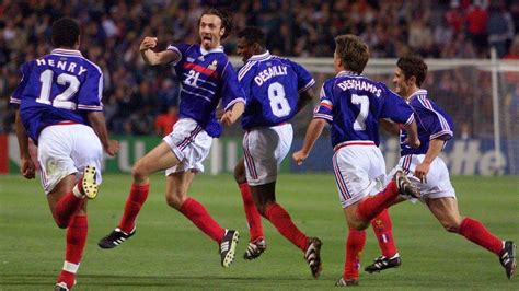 Ça s est passé un 12 juin 1998 Christophe Dugarry tire la langue aux