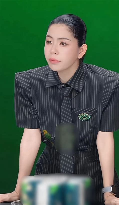 Hằng Du Mục bị phe Tôn Bằng phá trên live đáp trả thâm thuý nhãn hàng lãnh đủ Hot KOLs