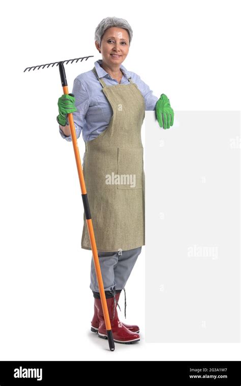 Femme asiatique mature jardinier avec râteau debout derrière une bannière vierge avec espace de