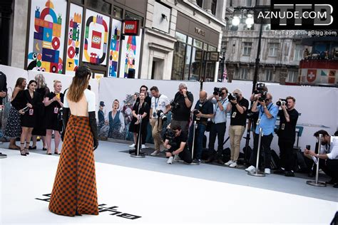 Joey King Sexy Seen Braless Flaunting Her Hot Figure At The Bullet Train Screening In London