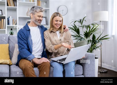 Senior Mature Couple Homme Et Femme Assis La Maison Dans Le Salon Sur Le Canap Les Gens Dans