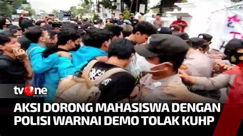 Demo Tolak Rkuhp Mahasiswa Vs Polisi Terlibat Aksi Saling Dorong