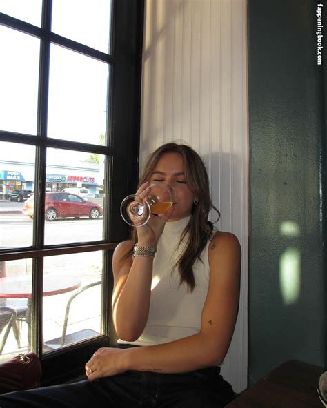 Emma Brooks Nude OnlyFans Leaks Fappening FappeningBook
