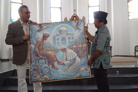 Denny Ja Serahkan Lukisan Paus Fransiskus Ke Gereja Simbol Pemimpin