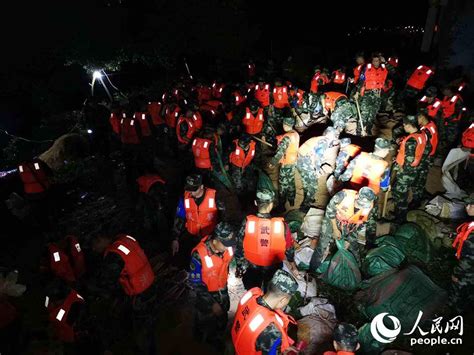 湖北多地暴雨致灾 武警官兵闻令而动星夜驰援