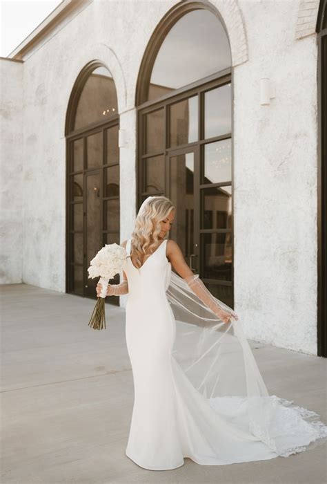 Raegan S Sleek Elegant Wedding Dress At The Woodlands At Five Gables