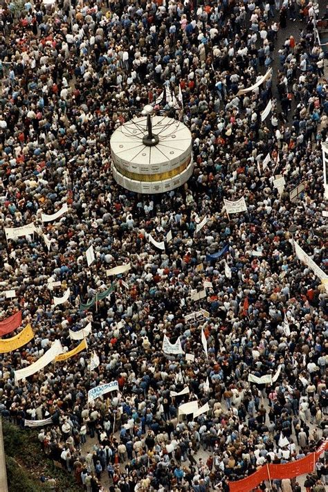 Major demonstration on Alexanderplatz - Revolution und Mauerfall 
