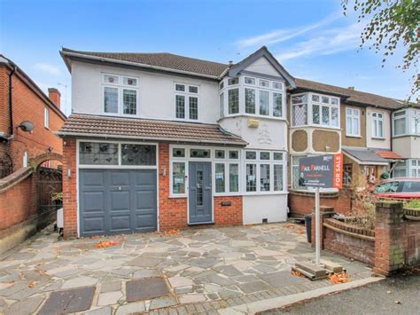 4 Bed End Terrace House For Sale In Belgrave Avenue Gidea Park Rm2 £