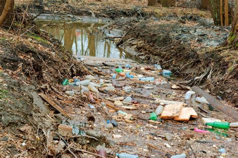 Contaminación De Depósitos Por Las Aguas Residuales Industriales En Las