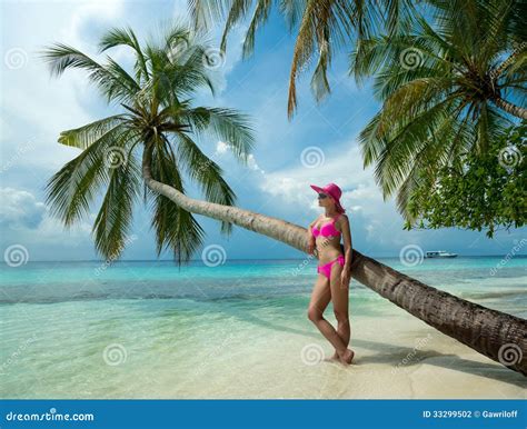 Mujer Hermosa En Bikini En La Isla Del Para So Foto De Archivo Imagen De Arena Sombrero