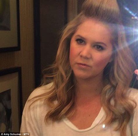 Amy Schumer Announces Shell Host 2015 Mtv Movie Awards Daily Mail Online